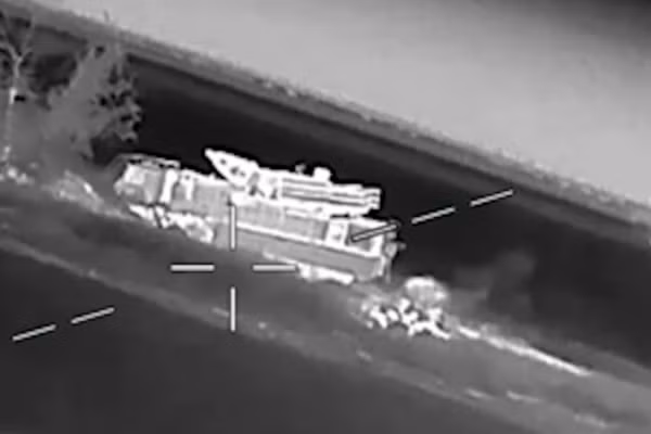 Hệ thống phòng không Pantsir-S2 Nga bị phá hủy trong một cuộc tấn công UAV của Ukraine, ngày 22/6/2026.