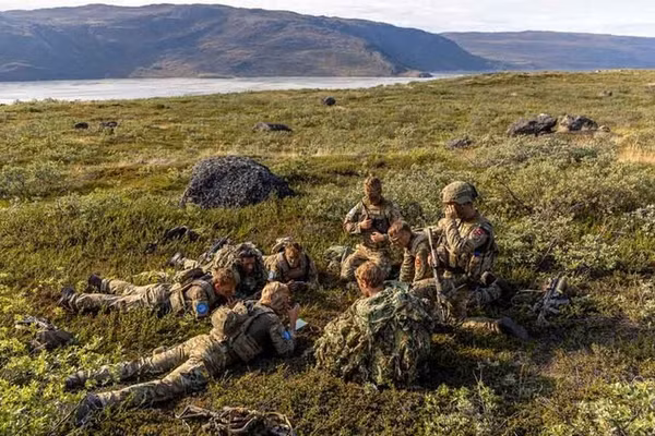 Lính nghĩa vụ Đan Mạch thực hành kỹ năng ẩn nấp trong quá trình huấn luyện ở Greenland, tháng 8/2026.