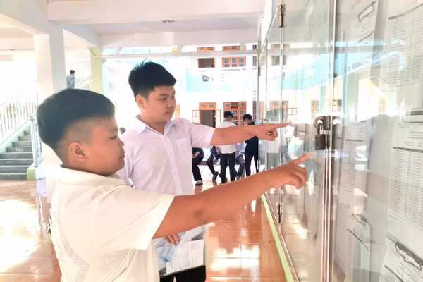 Các thí sinh kiểm tra thông tin cá nhân.