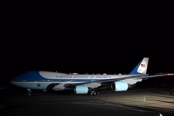 Chuyên cơ Không lực Một chở Tổng thống Mỹ Donald Trump hạ cánh ở sân bay Stansted, Essex, ngày 16/9/2025.