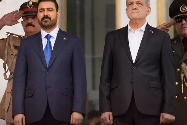 Thủ tướng Iraq Ali Al-Zaidi (trái) và Tổng thống Iran Masoud Pezeshkian.