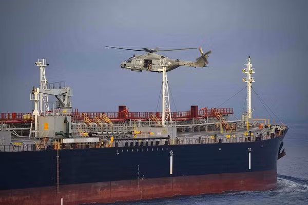Lực lượng EU lên tàu chở dầu vì nghi ngờ "hoạt động dưới cờ giả".