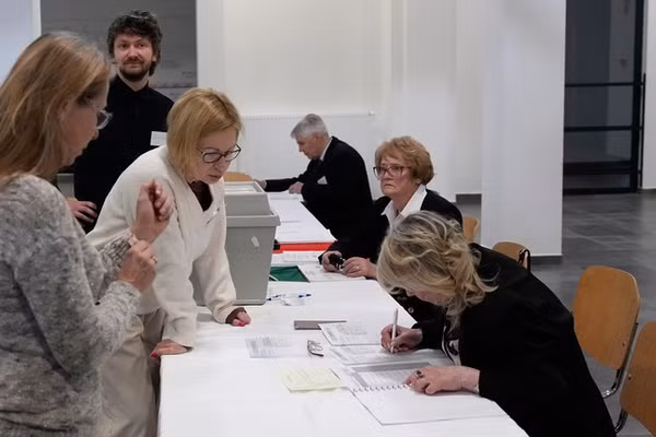 Các thành viên Ủy ban bầu cử chuẩn bị một điểm bỏ phiếu cho cuộc bầu cử ở Budapest, ngày 12/4/2026 .