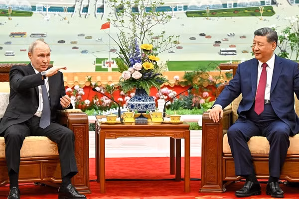 Tổng thống Nga Vladimir Putin (trái) và Chủ tịch Trung Quốc Tập Cận Bình dùng trà sau cuộc gặp tại Đại lễ đường Nhân dân ở Bắc Kinh, ngày 20/5/2026.