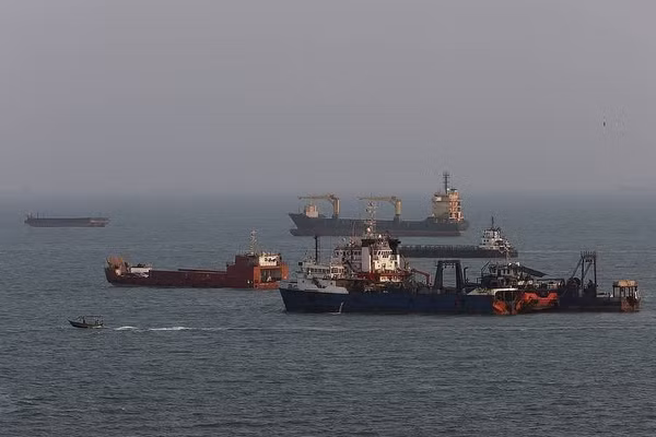 Các tàu thương mại đang di chuyển ở eo biển Hormuz.