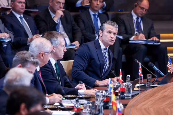 Bộ trưởng Chiến tranh Mỹ Pete Hegseth tại cuộc họp các bộ trưởng quốc phòng NATO ở Brussels, ngày 18/6/2026.