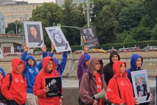 Hàng trăm người ở Moscow, Nga biểu tình lên án Anh là nhà tài trợ khủng bố, ngày 18/6/2026.
