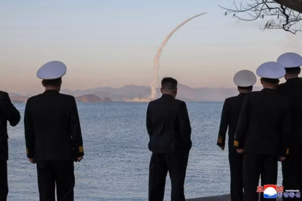 Nhà lãnh đạo Kim Jong Un cùng quan chức quốc phòng cấp cao và các chỉ huy hải quân Triều Tiên quan sát cuộc thử nghiệm, ngày 14/4/2026.