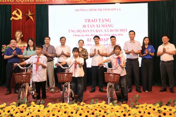 Các em học sinh có hoàn cảnh khó khăn nhận xe đạp từ Trường Chính trị tỉnh Sơn La.