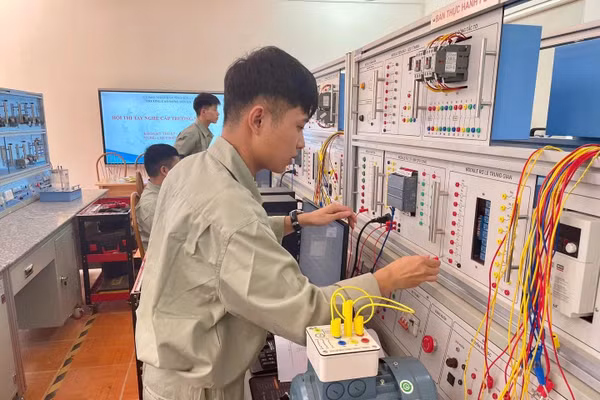 Sinh viên Trường Cao đẳng Sơn La đang thực hành trên mô hình.