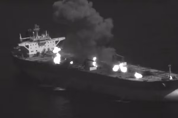 Tàu chiến Mỹ nã tên lửa vào các tàu dầu Iran, ngày 8/9/2026.