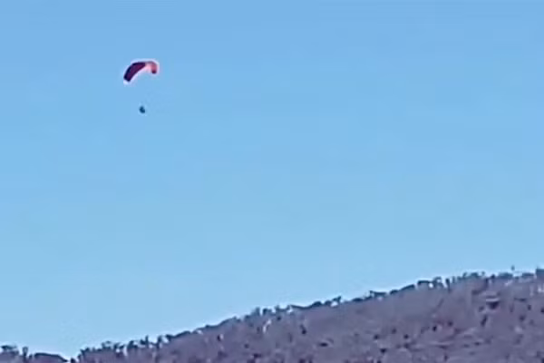 Người di cư nhảy dù lượn qua hàng rào biên giới kiên cố từ Morocco vào châu Âu, ngày 6/10/2025.