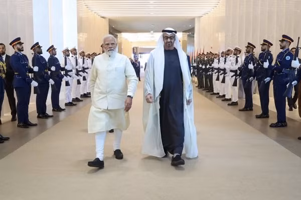 Thủ tướng Ấn Độ Narendra Modi (trái) và Tổng thống UAE Sheikh Mohammed bin Zayed Al Nahyan.