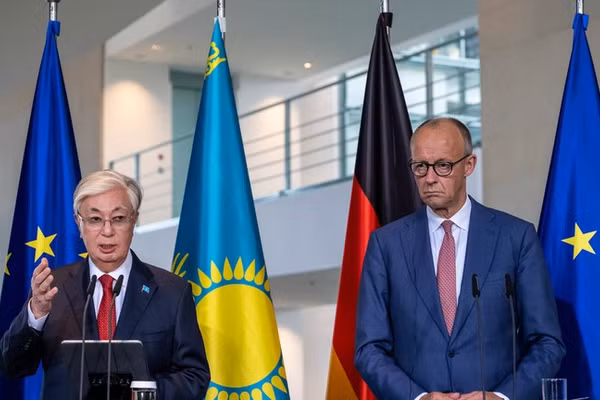 Tổng thống Kazakhstan Kassym-Jomart Tokayev (trái) và Thủ tướng Đức Friedrich Merz tổ chức họp báo tại Berlin, ngày 29/9/2026.