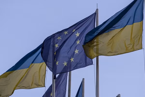 Lá cờ Ukraine và EU.