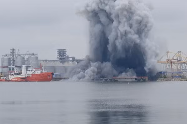 USV Ukraine phát nổ tại cảng Constanta của Romania, ngày 5/6/2026.