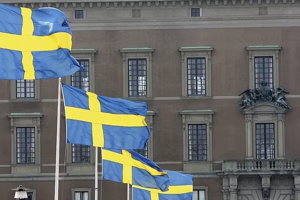Cờ Thụy Điển tung bay bên ngoài Cung điện Hoàng gia Stockholm.