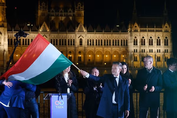 Ông Peter Magyar ăn mừng chiến thắng trong cuộc bầu cử quốc hội tại Budapest, Hungary, ngày 12/4/2026.