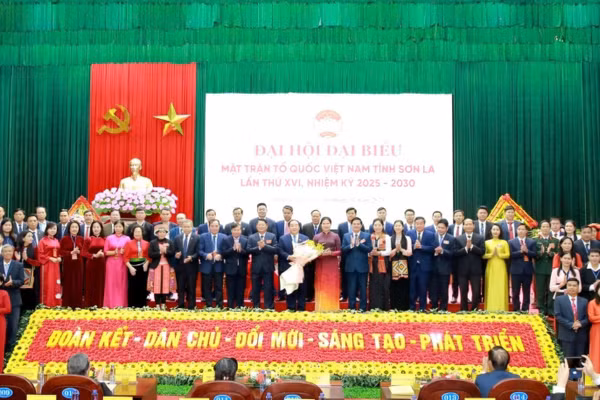 Các đại biểu tặng hoa chúc mừng Ủy ban MTTQ Việt Nam tỉnh Sơn La khóa XVI, nhiệm kỳ 2025-2030.
