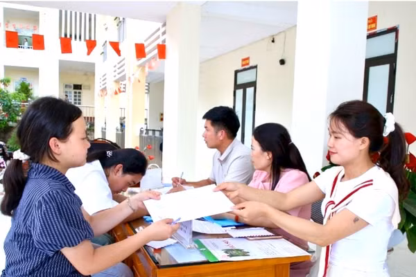 Học sinh làm thủ tục đăng ký thi.