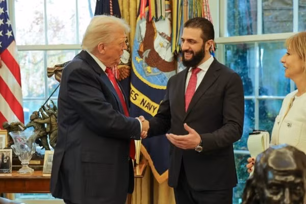 Tổng thống Mỹ Donald Trump (trái) và Tổng thống Syria Ahmad al-Sharaa.