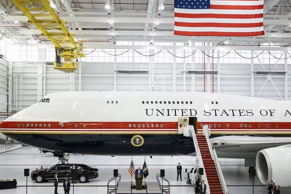 Tổng thống Mỹ Donald Trump bên máy bay Boeing 747-8 do Qatar tặng, được tân trang lại thành chuyên cơ Air Force One..