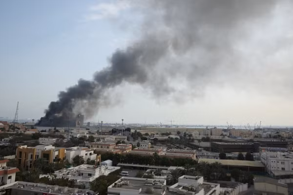 Iran dội tên lửa vào căn cứ quân sự Mỹ ở Bahrain, ngày 14/7/2026.