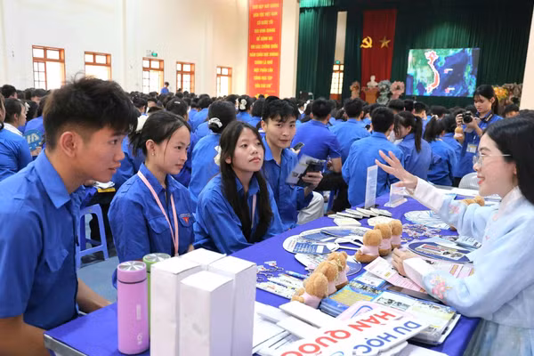 Nhiều đoàn viên, thanh niên tham gia hoạt động tư vấn hướng nghiệp để học nghề và tìm kiếm việc làm.