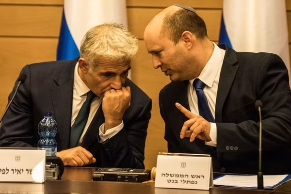 Cựu Thủ tướng Israel Naftali Bennett (phải) và Yair Lapid.