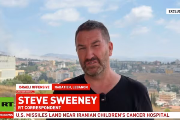 Phóng viên RT Steve Sweeney chứng kiến cuộc không kích của Israel nhằm vào miền Nam Lebanon, ngày 16/7/2026.