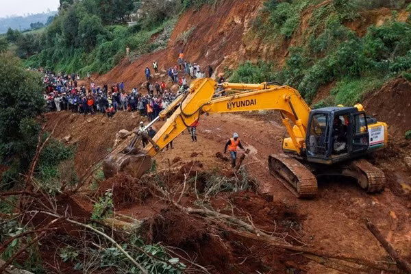 Mưa lớn gây lở đất kinh hoàng ở Kenya, hàng chục người thiệt mạng và mất tích, ngày 1/11/2025.