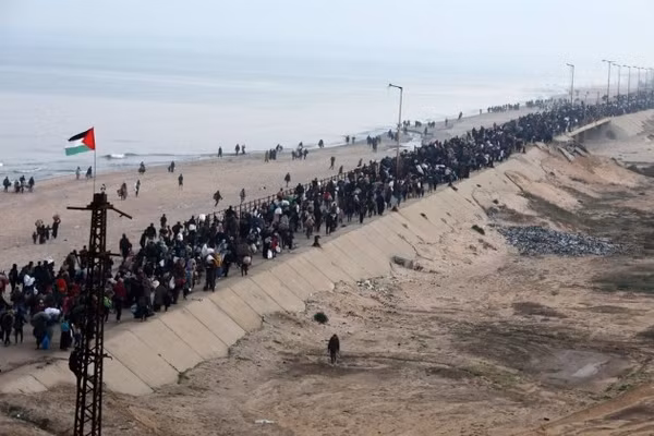 Dòng người Palestine đang ồ ạt trở về Gaza, ngày 10/10/2025.