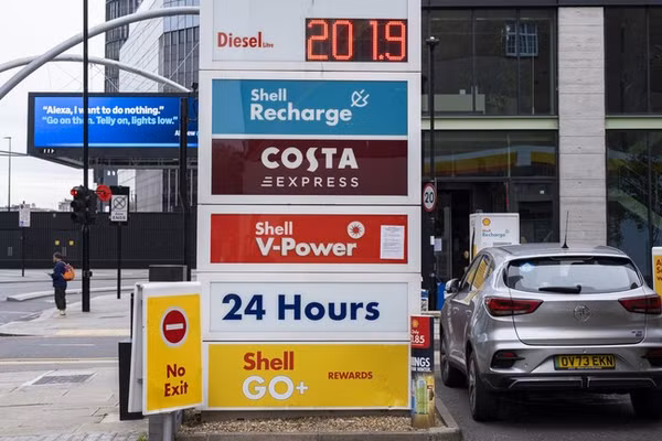Giá xăng không chì và dầu diesel tại một trạm xăng ở London, Anh, ngày 24/10/2026. 