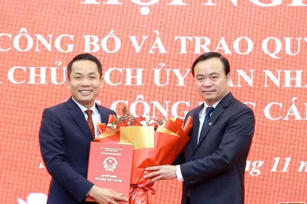 Ông Hà Trung Chiến, Phó Chủ tịch UBND tỉnh Sơn La (người bên phải) trao quyết định cho ông Nguyễn Văn Bắc.