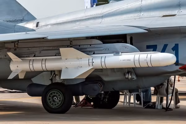 Tên lửa không đối đất Kh-38 của Nga.