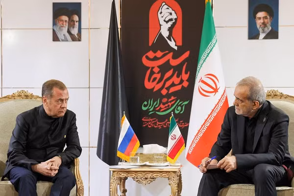 Phó Chủ tịch Hội đồng An ninh Nga Dmitry Medvedev (trái) và Tổng thống Iran Masoud Pezeshkian.