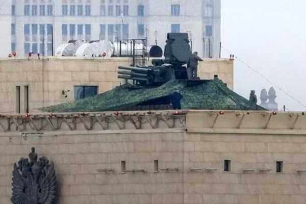 Hệ thống tên lửa và pháo phòng không Pantsir-S1 trên nóc tòa nhà Bộ Quốc phòng Nga ở Moscow.