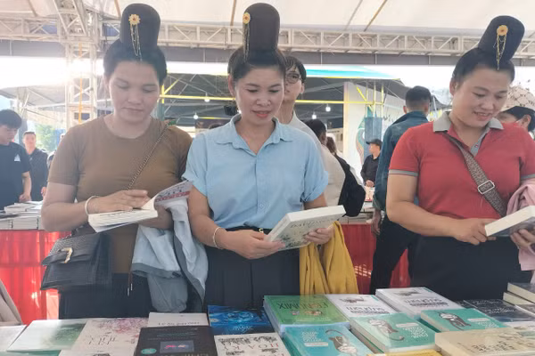 Các phụ huynh học sinh đang lựa chọn mua SGK.