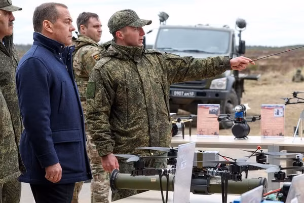 Ông Dmitry Medvedev thăm một trung tâm huấn luyện của Quân khu Leningrad ở Nga.