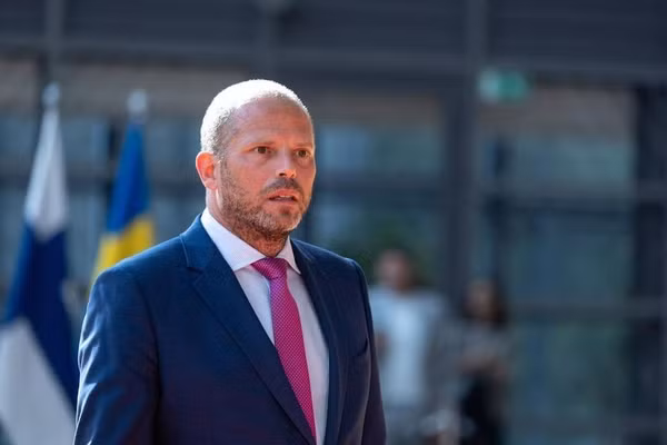 Bộ trưởng Quốc phòng và phụ trách Ngoại thương của Bỉ, Theo Francken.