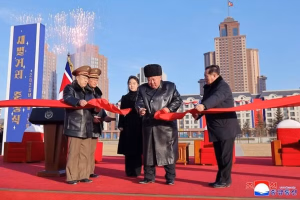 Tổng Bí thư, Chủ tịch Quốc vụ Triều Tiên Kim Jong Un chủ trì lễ khánh thành con phố Saebel, ngày 16/2/2026.