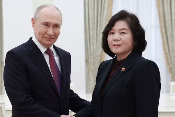 Tổng thống Nga Vladimir Putin (trái) và Ngoại trưởng Triều Tiên Choe Son-hui tại Điện Kremlin, Nga, ngày 19/7/2026.