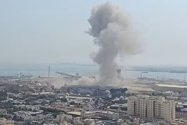 Khói bốc cao sau một cuộc tấn công của Iran nhằm vào căn cứ Mỹ ở Bahrain.