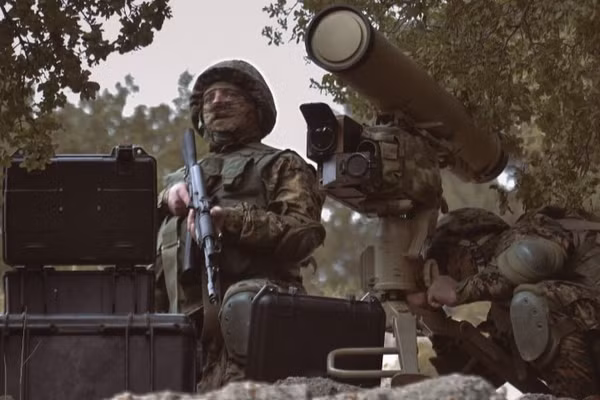 Binh sĩ IDF trên chiếc xe bọc thép đang tiến vào miền Nam Lebanon, ngày 19/3/2026.