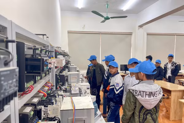 Sinh viên Trường Cao đẳng Sơn La thực hành tại phòng máy.