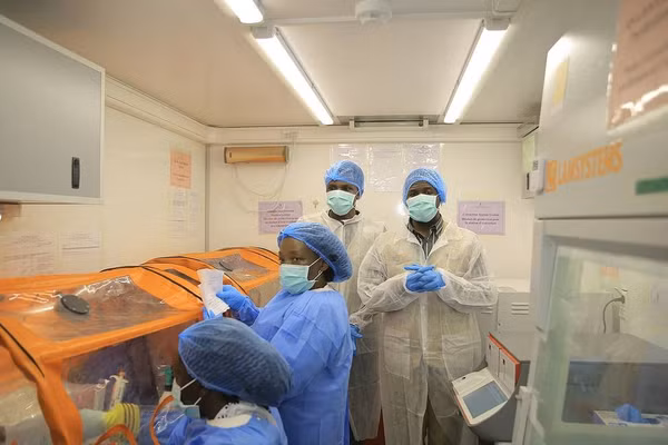 Nhân viên y tế đang làm việc trong phòng xét nghiệm lưu động, để phát hiện nhanh virus Ebola tại thành phố Butembo, Congo.