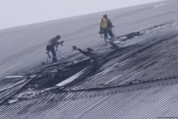 Công tác phá dỡ tại Nhà máy điện hạt nhân Chernobyl phải tạm dừng do lớp vỏ bảo vệ bên ngoài bị hư hại nghiêm trọng.