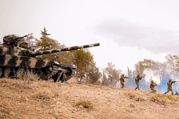 Syria tăng cường quân tiếp viện dọc biên giới với Lebanon.