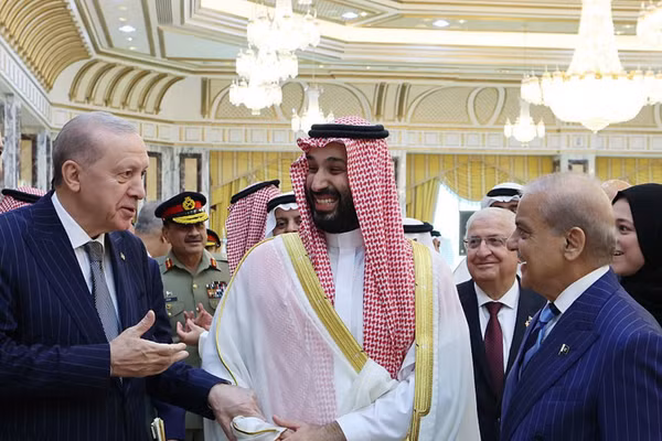Tổng thống Thổ Nhĩ Kỳ Recep Tayyip Erdogan (trái), Thái tử Saudi Arabia Mohammed bin Salman (giữa) và Thủ tướng Pakistan Shehbaz Sharif ký kết thỏa thuận hợp tác quốc phòng ba bên tại Mecca, ngày 7/8.