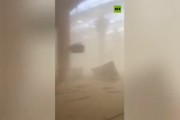 Nhà ga hành khách sân bay Kuwait đầy khói bụi do trúng tên lửa Patriot, ngày 3/6/2026.